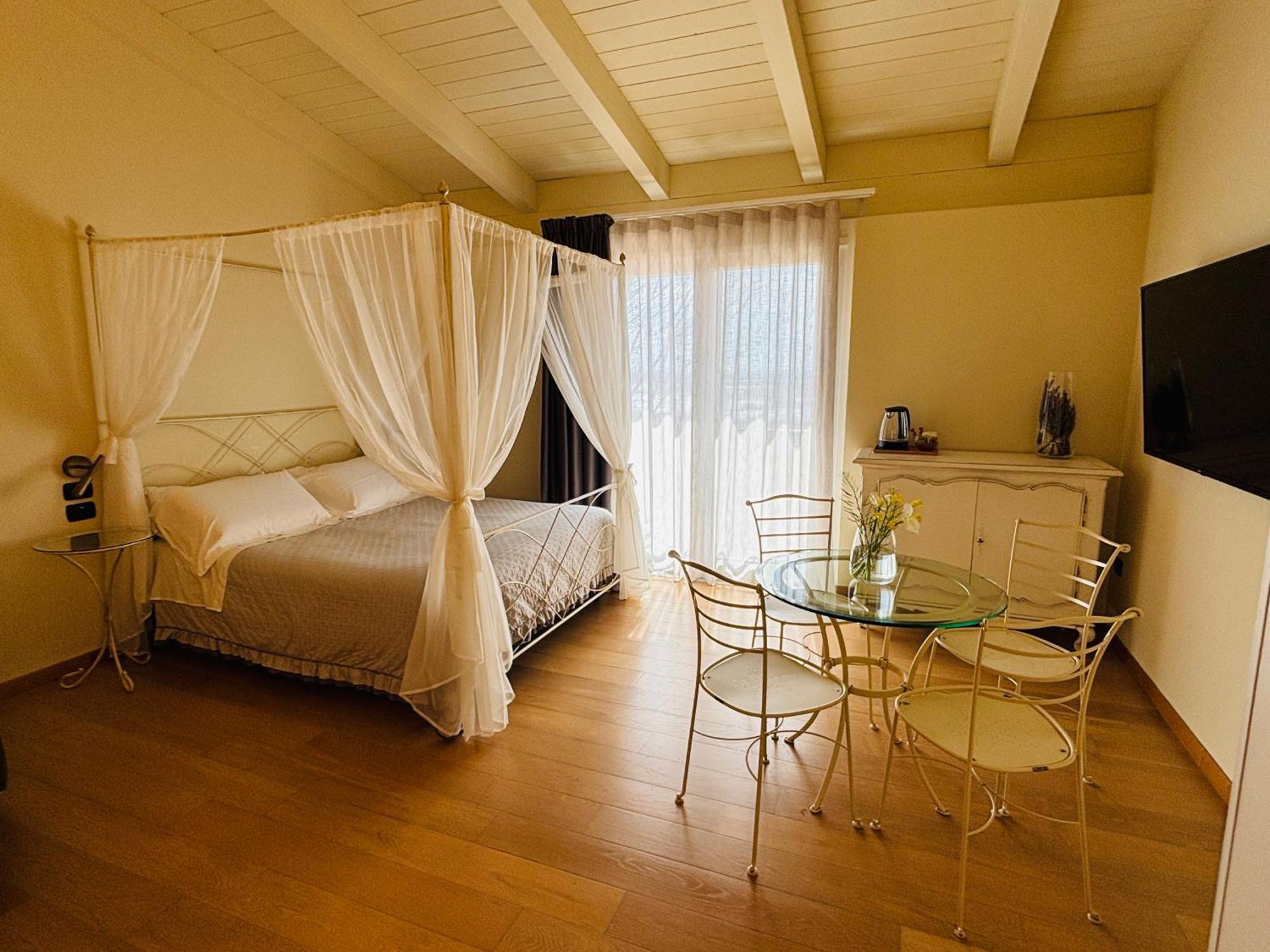 Bed and Breakfast Terra Di Vento Montecorvino Pugliano Экстерьер фото